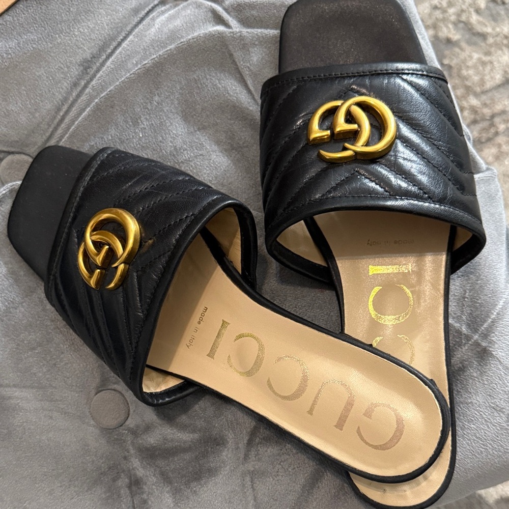Gucci Women's Sandals in Black with Gold Logo - Picture 3 of 3